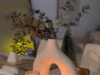 Serene Candlelight on Dining Table – Relaxing and Tranquil Ambiance